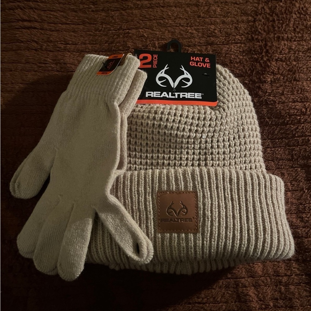 Realtree Cream Hat and Glove Set